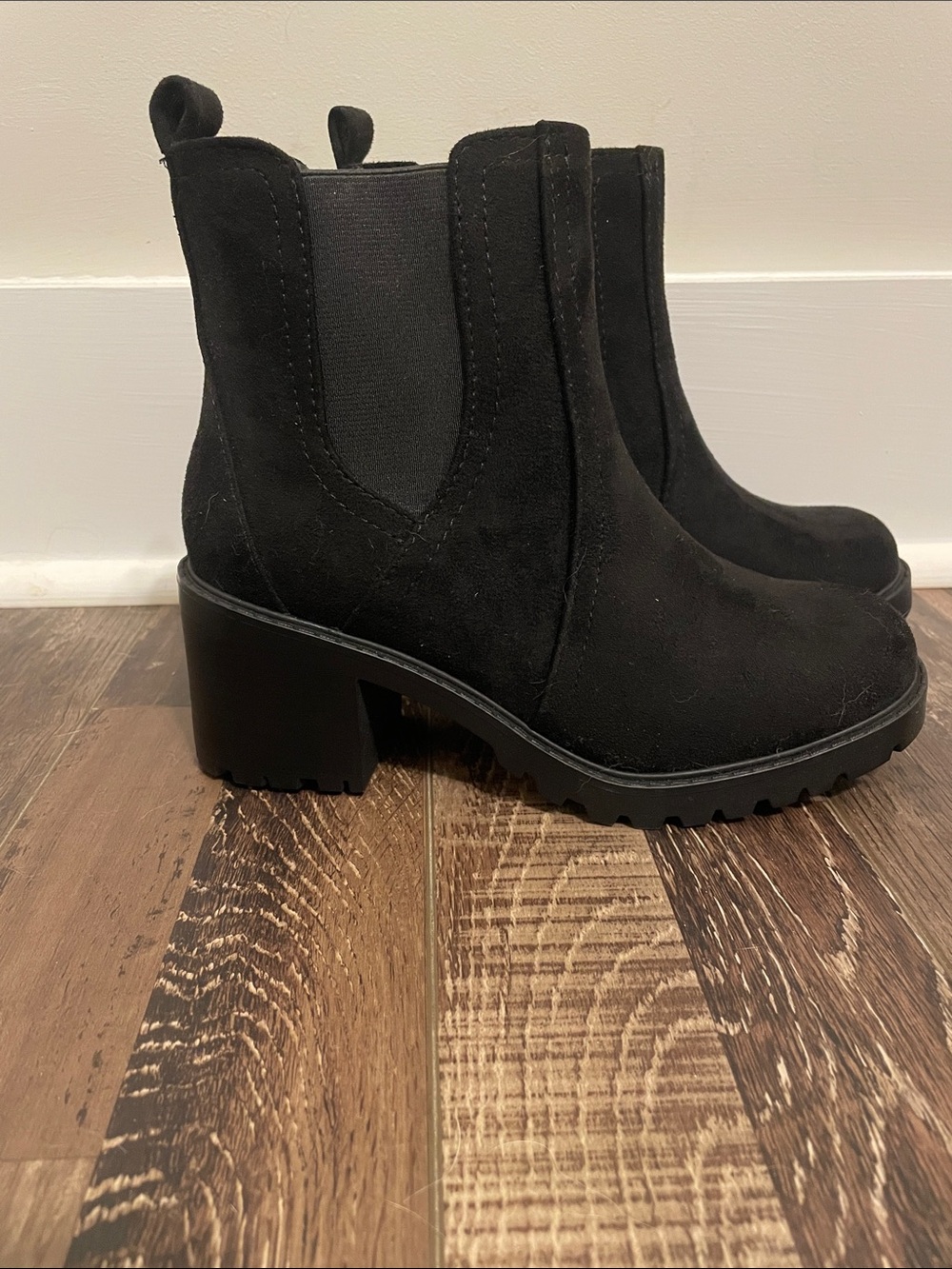 Soda NWOT Classic Black Chunky Heel Chelsea Boots - Women size 7.5